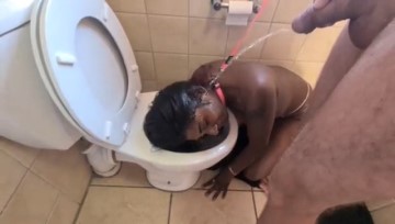تستحمى بالبول في المرحاض – سكس تبول رجال على نساء
