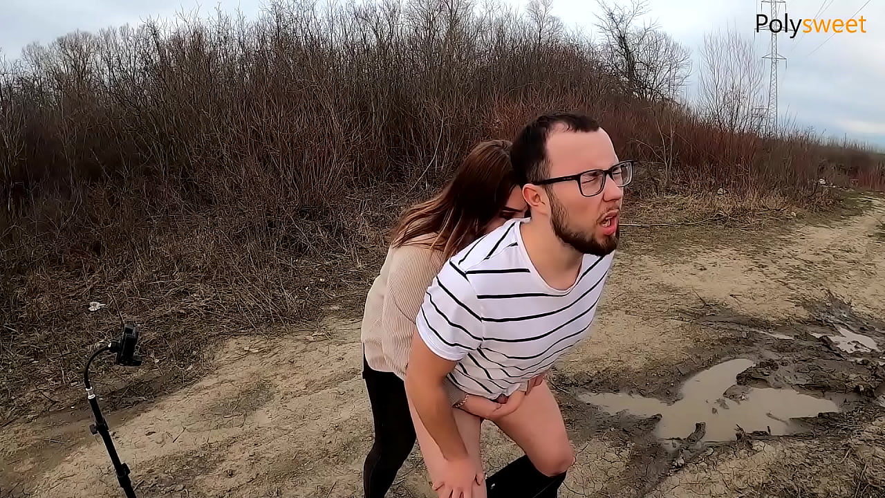 رجل مهان بنت تنيكه في مكان مقطوع