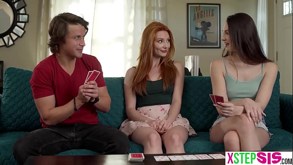 تلعب الأخت لاسي لينيون والصديقة المراهقة ليز جوردان لعبة البوكر التعري مع ستيبرو –