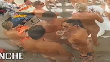 ديوث زوجته عريانة وتنيك صاحبه في الشارع